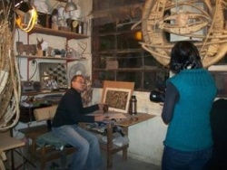 La directora de fotografía Guadalupe Haedo registrando el trabajo escultórico de Guillermo Paolino, inspirado en la obra de Rodolfo Kusch