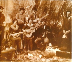 FAMILIA DE M?SICOS - la de Cirilo Paoli. El lugar es la chacra "Trentina", donde habitaban, en las cercan?as                                                                                  de la Ciudad de General Acha, a?o 1914. (Tapa libro "Folklore y M?sica Popular en La Pampa"                                                                                  de Rub?n R. L. Evangelista, segunda edici?n 2009)