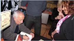 Galasso firmando ejemplares