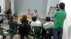 Hebe Almeida de Gargiulo y José Casas, exponiendo ante el público del Encuentro de Cultura Popular. 