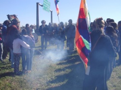 La m?sica ejecutada por los hermanos de Punta Querand? y el humo del sagrado fuego que eleva las intenciones de los celebrantes.