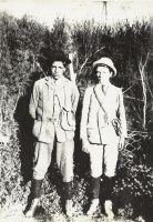 Gregorio Nahuelquir y Gwilym Iwan, compa?eros de escuela. Foto tomada alrededor de 1915 por un fot?grafo del que no hay datos