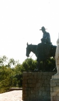 Este monumento a San Martín ubicado en el paraje Manzano Histórico (Tunuyán, Mendoza) es, de los emplazados en territorio argentino, el que más cálidamente muestra a nuestro Libertador de América. A lomo de mula, de poncho y chambergo y saludando a su antiguo soldado diciéndole ¡hijo! (Foto: Ricardo Acebal)