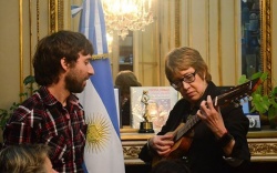 Teresa Parodi (Ministra de Cultura de la Naci?n) prueba el sonido del charango realizado por Mario Delledone ante su atenta mirada. Fue premiado por la UNESCO como Excelencia Artesanal 2014