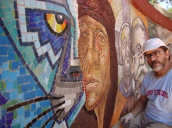 Fernando Calzoni junto a uno de sus murales (Virasoro, Provincia de Corrientes) 