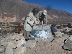 El comienzo de los trabajos. La autora de la carta planeando la recuperación de la Apacheta.