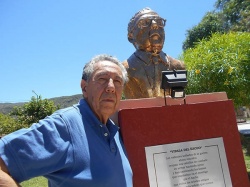 Gatica, el busto en la plaza de Ulapes y parte de la letra de la "Cantata Riojana", de su autoría.