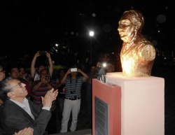 Héctor David Gatica, celebrando haber sido quien descubrió en Ulapes el busto de Ariel Ferraro, su hermano en la poesía, el 11-12-2016