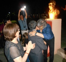 El Intendente de Gral. San Martín Rodolfo Nicolás Flores abraza a David Gatica, que acaba de descubrir el busto de Ariel Ferraro. Primera a la izquierda Noelia Carrizo, compañera y esposa de Gatica, nacida en Corral de Isaac (como Ferraro)