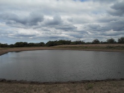 Represa para guardar el escaso producto de las lluvias. Corral de Isaac, diciembre de 2016