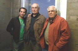 En Biblioteca Nacional, año 2011: Fernando Pérez, director de "Tata Cedrón, el regreso de Juancito caminador", Praino y Tata Cedrón (Foto: José Ludovico).