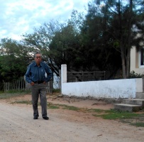 Héctor David Gatica tranqueando "la" calle de Villa Nidia, yendo a buscar pan casero a "lo de la Peta", meditando lo que decía don Goethe (1749-1832) "Viajamos no para llegar, sino para viajar". Foto diciembre de 2016.