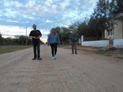 "Los Gatica" (1): Caminando "la" calle de Villa Nidia Pablo Esteban, María Macarena y Héctor David. Foto diciembre de 2016.