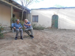 Gatica y el autor de esta nota conversando en el patio de la casa natal, sin malezas. Diciembre de 2016.