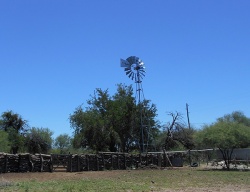 Agua para los llanos. El molino "a viento" de don Quintero, montado sobre el viejo pozo balde de 1961. Foto diciembre de 2016.