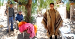 Atilio y Saúl Quintero muestran textiles llanistos. "Ya no se teje más por estos llanos" (se lamentan). Macarena Gatica luce otro de los ponchos de los Quintero. Fotografía diciembre de 2016.