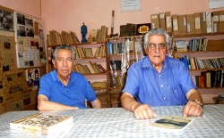 Héctor David Gatica y Omar Nicolás Gatica, editores de "Alborada" (1954 a 1965), "Poesía amiga" (1960-1965)  y "Caminando" (1985-2015) desde Villa Nidia al Mundo. Fotografía diciembre de 2016.