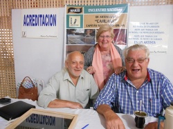 Tres cabezas duras: sentados "Identidad Cultural" y Oscar Ostoich. Parada: Irma Negri. ¡Caballeros eran los de antes!