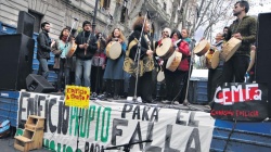 Coplas por el Falla: Nora Di Vruno conduciendo una comparsa de copleros