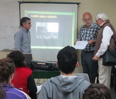 Los profesores Abel Anibal Zabala, Ricardo Acebal y Alberto Sorzio conduciendo una clase especial sobre Payadores en el Area Folklore de la UNA (Universidad Nacional del Arte). Foto: Rafael L. Gindin.