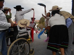 Dos momentos de la presentación de "Asociación Esperanza, apoyo al discapacitado", de Humahuaca, que se ocupa de la rehabilitación y la capacitación de los niños y jóvenes con necesidades especiales provenientes de familias de escasos recursos.