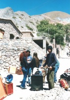 Marcelo Ubiedo, las chicas de "La Musaranga" y los bártulos en Iruya el 3-10-2001 (Foto R. L. Acebal)