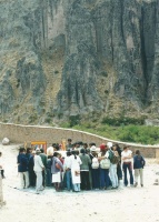 ¡Comienza la función! "El circo más chico del mundo" en Iruya el 3-10-2001. Todos sobre la lona circular, el piso del circo. (Foto: R. L. Acebal)