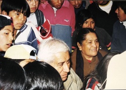 Entre los niños espectadores de Iruya, dos troesmas: José María "Coya" Mercado (compositor e intérprete abrapampeño) y Candelaria Cari (directora de escuela y coplera humahuaqueña) (Foto: R. L. Acebal)