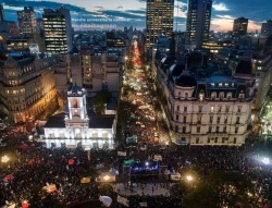 Foto de Hagman. ¿Y la tevé pública? ¿Y la privada? ¿Y la Democracia? ¿Y el mago sin dientes y los globitos amarillos?