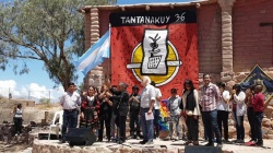 De izquierda a derecha: Marcelo Cáceres, Claudia Torres, "Alegres de La Quiaca", Ricardo Acebal, "Negrita" Cabana y Juan Cruz Torres: Inauguración con envío energético a Jaime Torres y el Himno Nacional Argentino con instrumentos autóctonos.  Foto: Aldana Loisseau.