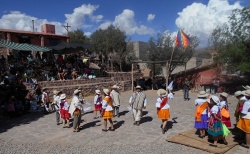 Danzas al sol en la Casa del Tantanakuy. Foto: Ricardo Acebal.