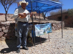 Don Quispe y su hijo: hacedores de charangos.