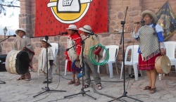 Los chicos de la 25 y su maestra Rodríguez. Foto: Ricardo Acebal.