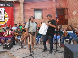 Irahola entregó a Juan Cruz Torres un obsequio patagónico. Después siguió la música. Foto: Ricardo Acebal.