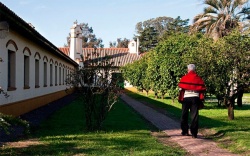 Menapace yendo a rezar el rosario, en la abadía que lo vio crecer.