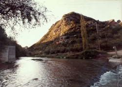 "Y cantaban las piedras en el río/ mientras mi corazón buscaba en vano/ las palabras exactas en la tarde" (Atahualpa Yupanqui)