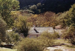 La casa fue construída con piedras, ladrillos y tejas en un terreno que le regaló el padre del Indio Pachi a don Ata.