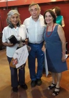 Alejandra, portando el merecidísimo gran premio que le otorgó Colón 2019, en compañía de Jorge Bojanich y Mabel Ladaga (Foto: Feria de Colón).