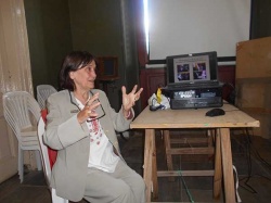 Mabel Ladaga, experta en artesanías, ex directora del Mercado de Artesanías Folklóricas de la Provincia de Buenos Aires, dando su charla en el Cahuané 2019.