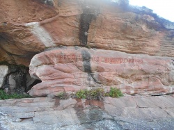 "No faltan turistas que borroneen piedras..."