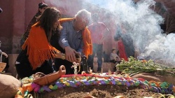 Ofrendando a Pachamama en la Casa del Tantanakuy, Humahuaca.