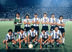 Formación del equipo campeón de 1979: Sergio García, Juan Simon, Hugo Alves, Abelardo Carabelli, Rubén Rossi, Osvaldo Escudero, Juan Barbas, Ramón Díaz, Diego Maradona, Gabriel Calderón y Osvaldo Rinaldi