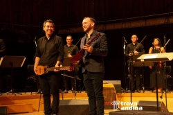 La herencia charanguera de Jaime Torres en buenísimas manos: Juan Cruz Torres y Nicolás Faes Micheloud, en el escenario del Centro Cultural Kirchner.