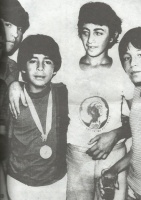 Dieguito "Pelusa" Maradona y todo el plantel de los Cebollitas Porteños fueron invitados a Pinto y allí viajaron, dos meses después de que los chicos santiagueños les ganaran en las semifinales de Embalse 1973. Aquí Diego con el mayor de los hermanos Ganem.