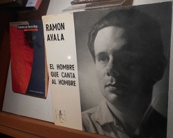 Primera grabación y en larga duración solista de Ramón Ayala "El hombre que canta al hombre", disco doble vinilo con doce temas. Sello independiente El Grillo (de Oscar Matus) Año 1964. A su lado "Cuentos de Tierra Roja". Posadas, Editorial Universidad Nacional de Misiones, año 1996. (Foto: Ricardo Acebal)