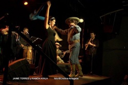 Ramón bailando con Manuela Torres en el escenario del "Torquato Tasso", Ciudad de Buenos Aires,el 30 de octubre de 2015. (Foto: Cristina Arriagada)