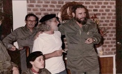 El sacerdote poeta de la guerrilla sandinista junto al comandante Fidel Castro, en 1978. | Foto Archivo FSLN