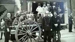 Ramón Vera es el de bigotes (con la carterita siempre bajo el brazo) y el bombero es su hermano Miguel Vera (también guardia civil de la vieja resistencia peronista) en el destacamento de bomberos de la Vuelta de Rocha (La Boca). 