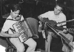 ¡Correntinos de ley!: Roberto Ramón Romero en acordeón y el legendario Pocho Roch en guitarra.