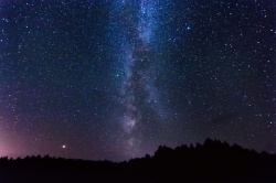 Dicen nuestros paisanos kaweskar, tehuelches y otros sureños como ellos, que desde esas estrellas vino el agua a nuestro planeta. Y también desde ellas vinimos los humanos...